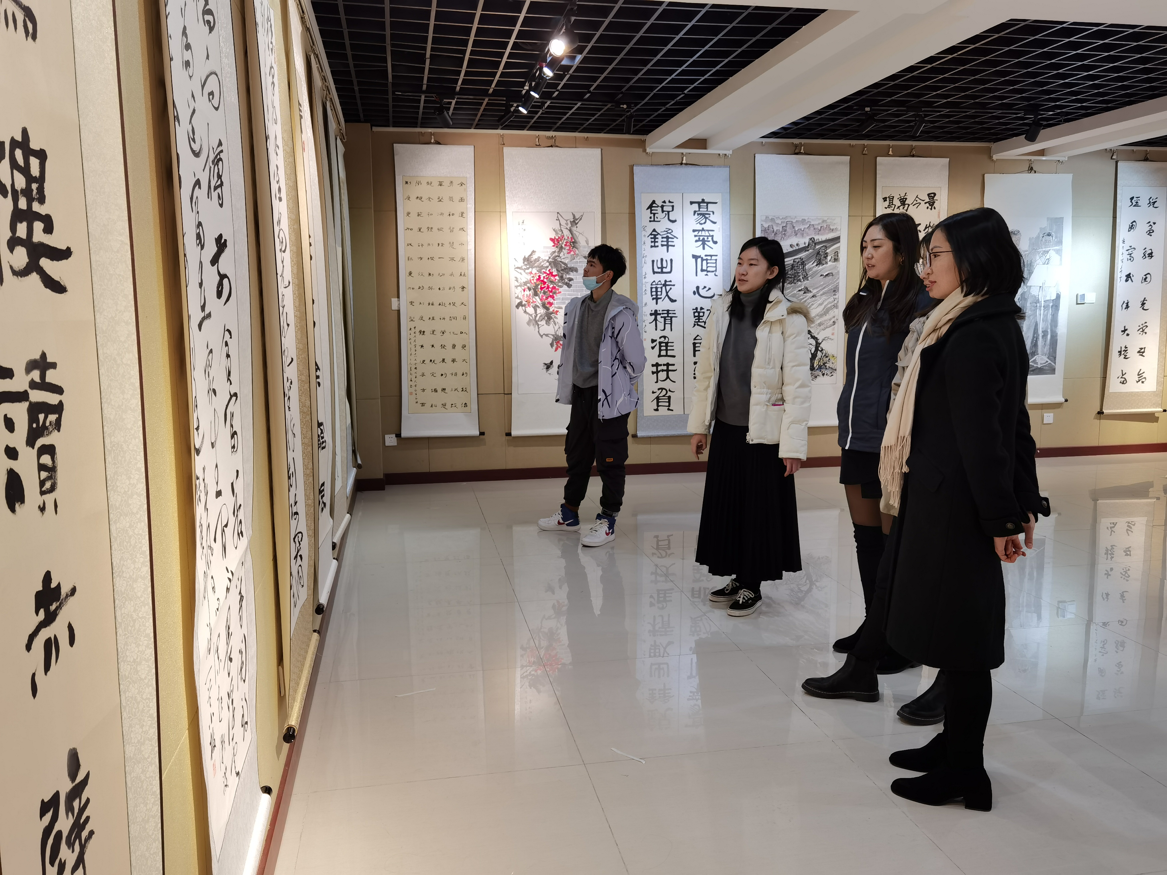 群眾觀展1.jpg