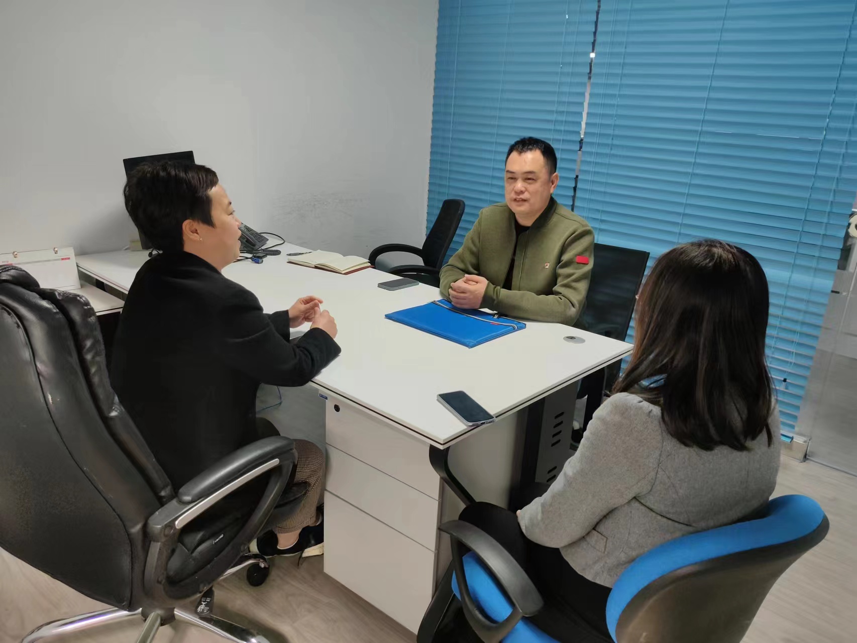 新青科技工業(yè)園管委會(huì)領(lǐng)導(dǎo)走訪調(diào)研企業(yè)生產(chǎn)經(jīng)營(yíng)情況1.jpg