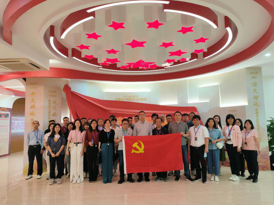新青科技工業(yè)園黨委開展“感悟非凡成就 凝聚奮進(jìn)力量”紅色教育活動(dòng).png