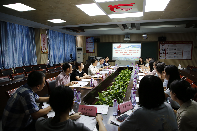 7月8日，斗門區(qū)教育系統(tǒng)在區(qū)城南學(xué)校舉辦落實(shí)市未成年人身心健康成長行動(dòng)計(jì)劃“火炬點(diǎn)燃行動(dòng)”首場座談會(huì)，對市成長行動(dòng)計(jì)劃進(jìn)行宣講，征集全區(qū)相關(guān)學(xué)校心理教師的意見和建議，為全面加強(qiáng)我區(qū)未成年人身心健康成長貢獻(xiàn)智慧。斗門區(qū)委常委、區(qū)委統(tǒng)戰(zhàn)部部長陳萍，斗門教育黨工委委員、區(qū)教育局副局長張樹斌出席會(huì)議并講話。白藤街道教育黨總支書記丘慶城，白藤街道公共服務(wù)辦副主任樂倩，全區(qū)相關(guān)學(xué)校心理教師以及城南學(xué)校校級領(lǐng)導(dǎo)共20多人參加.png