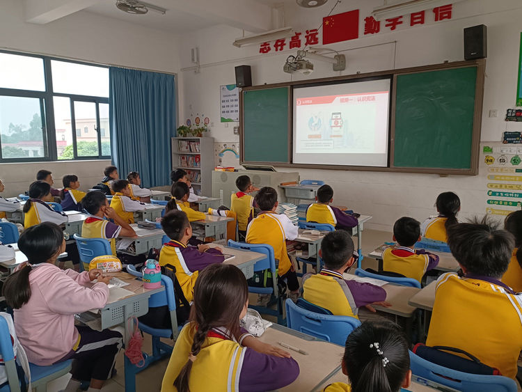 根據(jù)《珠海市教育局關(guān)于開展2023年“憲法宣傳周”暨“憲法進(jìn)校園”主題活動(dòng)的通知》文件精神，小濠涌小學(xué)在12月1日至7日期間，開展“憲法宣傳周”宣傳教育系列活動(dòng)。1.jpeg