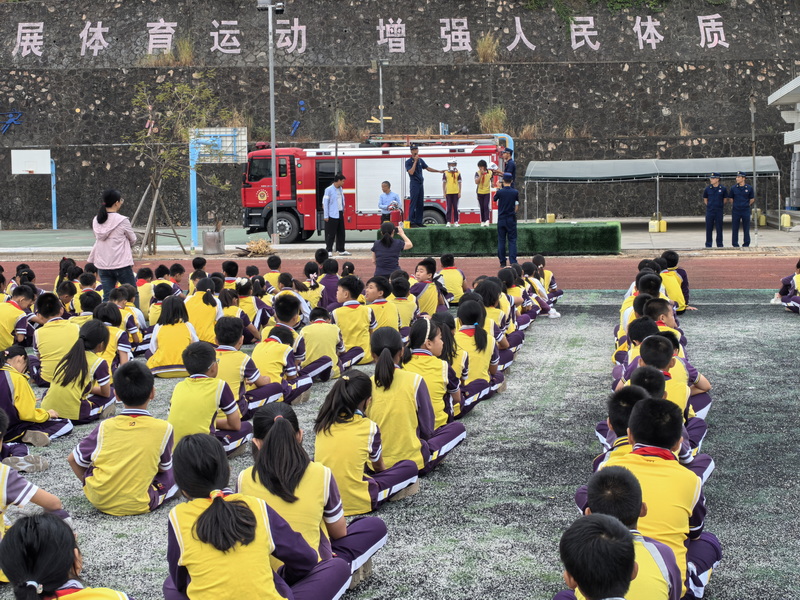 六鄉(xiāng)中心小學(xué)開展火災(zāi)逃生應(yīng)急疏散演練20241029（4）_調(diào)整大小.jpg