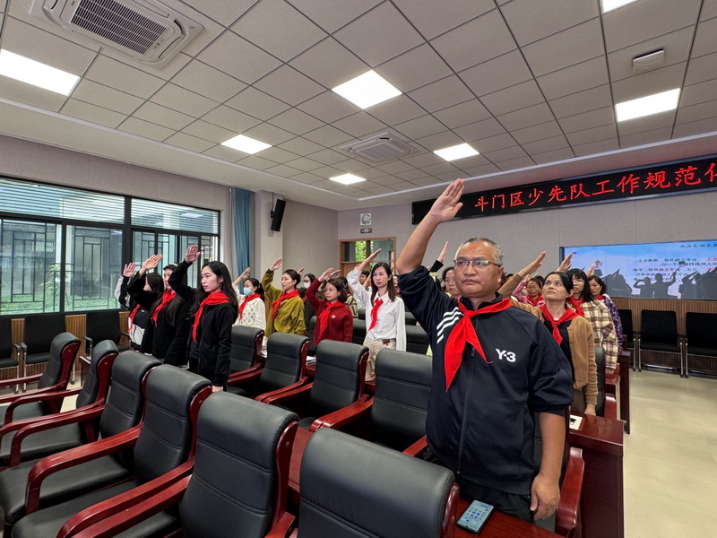參訓(xùn)人員佩戴紅領(lǐng)巾，敬隊禮_調(diào)整大小.jpg