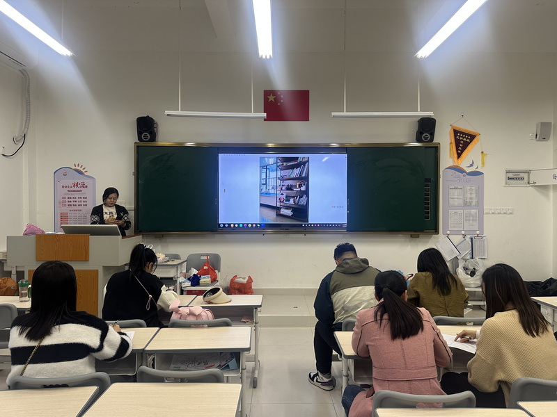 2教師、家長(zhǎng)評(píng)委團(tuán)隊(duì)進(jìn)行“最美家庭書屋”評(píng)選_調(diào)整大小.jpg