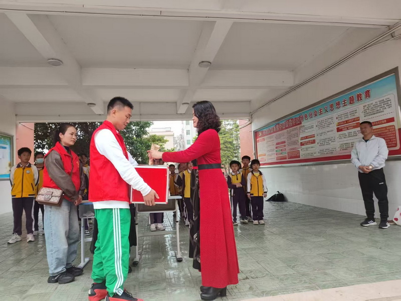 以實(shí)際行動(dòng)踐行雷鋒精神——2024學(xué)年第二學(xué)期新青小學(xué)學(xué)雷鋒主題活動(dòng) (6)_調(diào)整大小.jpg